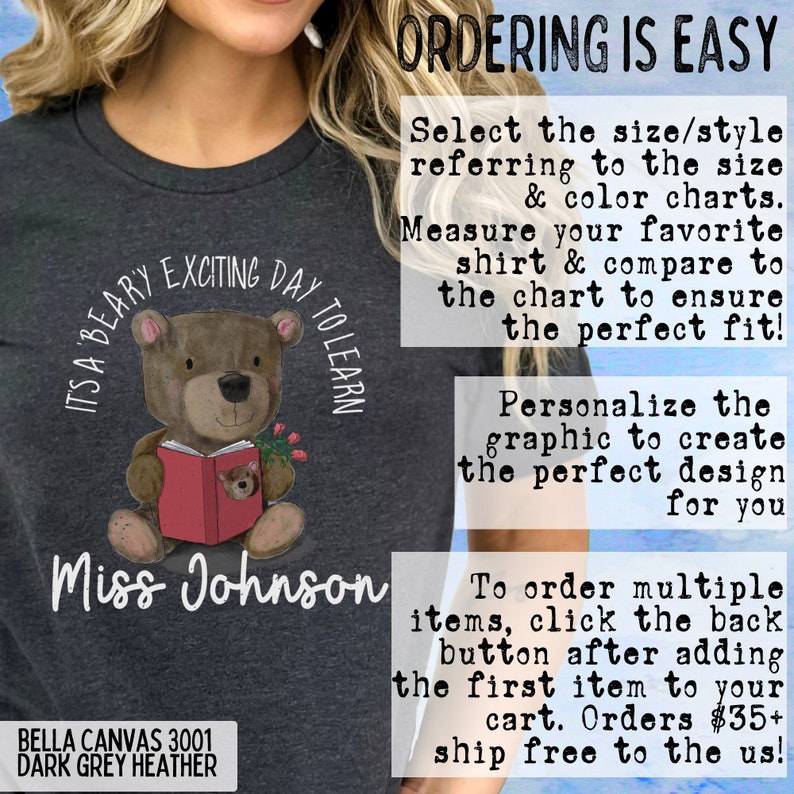 Op de afbeelding: Een donkergrijs T-shirt met een bruine beer die een rood boek vasthoudt. De tekst "It's a Beary Exciting Day to Learn" staat in een cirkel rond de beer. De tekst "Miss Johnson" staat onder de beer. De tekst "BELLA CANVAS 3001 DARK GREY HEATHER" staat onderaan het T-shirt. De tekst "ORDERING IS EASY" staat in grote letters bovenaan de afbeelding. De tekst hieronder legt uit hoe je het T-shirt kunt bestellen.