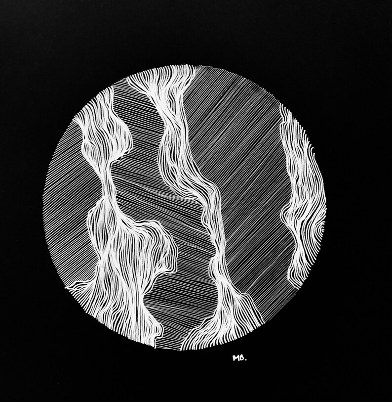 Op de afbeelding: Een abstract kunstwerk in zwart en wit met een cirkelvormig ontwerp. Witte, vloeiende, organische vormen zijn opgenomen in een cirkel, gemaakt met fijne lijnen tegen een zwarte achtergrond. De initialen van de kunstenaar, "MB", staan in de rechter benedenhoek.