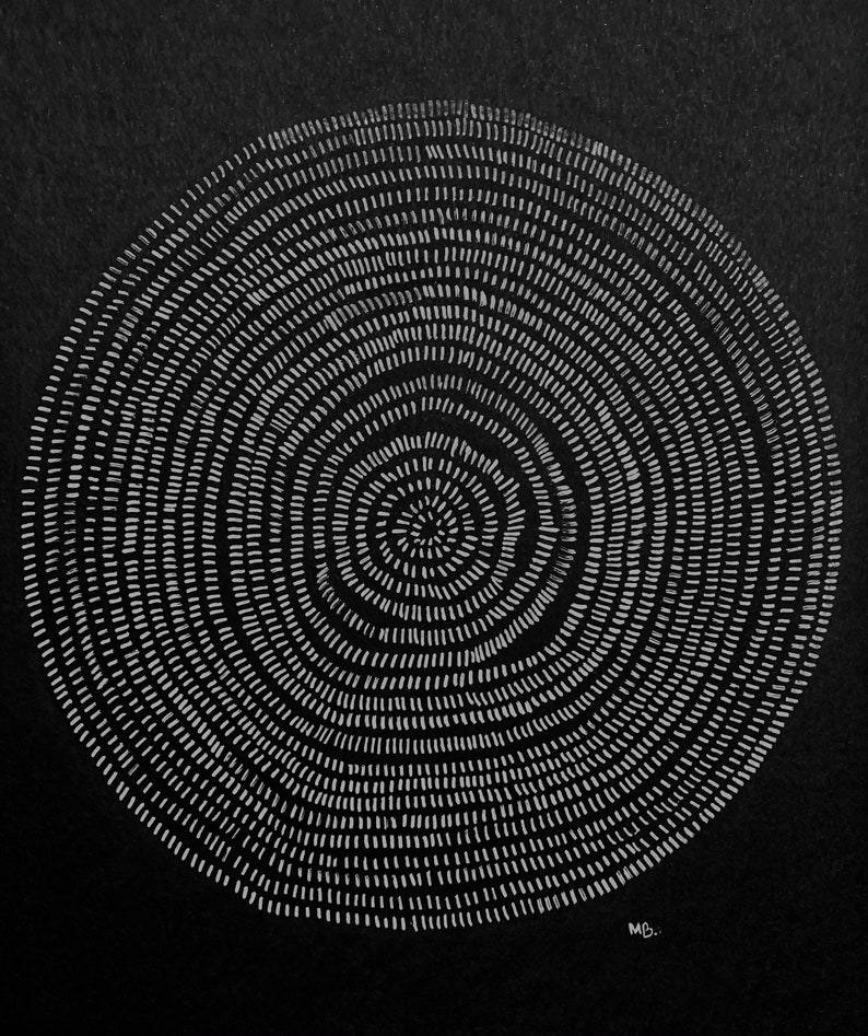 Pu&ograve; includere: Opera d'arte astratta in bianco e nero con un motivo a spirale. La spirale &egrave; composta da numerose brevi linee bianche parallele, creando un effetto testurizzato su uno sfondo nero. L'opera ha un'estetica minimalista.