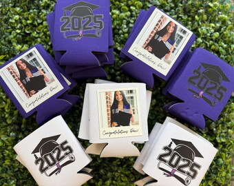 Funda para lata de graduación 2026 / Recuerdo personalizado para fiesta de graduación / Enfriador de latas personalizado / Regalo para graduados / Añade nombre, escuela, logotipo o cita / Clase