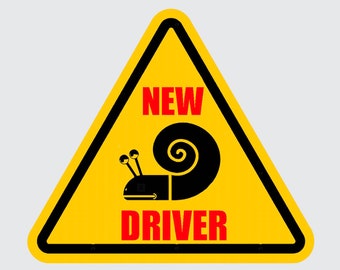 Puede incluir: Señal de advertencia triangular amarilla con un caracol negro y el texto "NEW DRIVER" en letras rojas.
