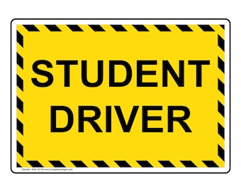Puede incluir: Señal de advertencia amarilla y negra con rayas negras diagonales. La señal dice "STUDENT DRIVER" en letras negras grandes.