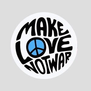 Może przedstawiać: Biała okrągła naklejka z tekstem "Make Love Not War" czarnymi literami. W środku koła znajduje się niebieski znak pokoju.