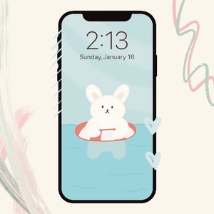 Op de afbeelding: Een wit konijn met een rode zwemband drijft in blauw water. Het telefoonscherm toont de tijd 2:13 en de datum zondag 16 januari.