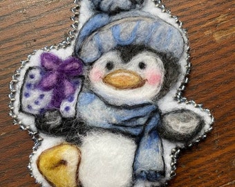 Adorno de pingüino de fieltro