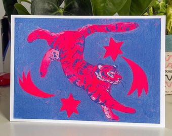 Lámina artística Pink Tiger Star tamaño A5, ilustración de un tigre saltando.
