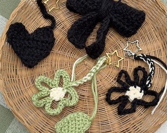Lindos llaveros y adornos para bolsos de crochet