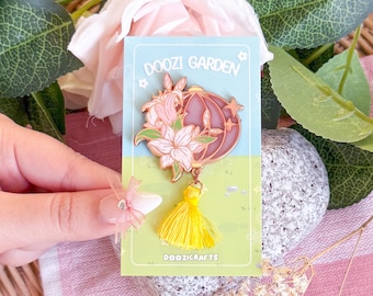 Lilie Lantern Emaille Pin: Kawaii Blume mit gelber Quaste