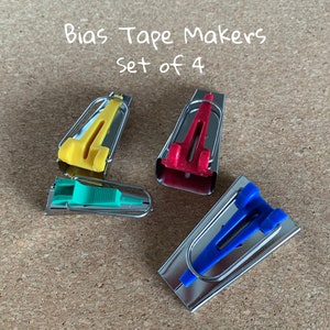 K&ouml;nnte beinhalten: Satz mit vier B&auml;ndermacher in Gelb, Gr&uuml;n, Rot und Blau.  Bias Tape Makers set of 4.