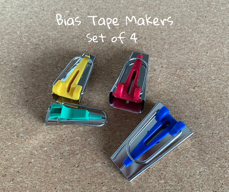 K&ouml;nnte beinhalten: Satz mit vier B&auml;ndermacher in Gelb, Gr&uuml;n, Rot und Blau.  Bias Tape Makers set of 4.
