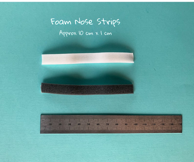 Peut inclure: Deux bandes de nez en mousse, une blanche et une noire, sont pr&eacute;sent&eacute;es &agrave; c&ocirc;t&eacute; d'une r&egrave;gle. La r&egrave;gle mesure 10 cm x 1 cm. Le texte "Foam Nose Strips" et "Approx 10 cm x 1 cm" est &eacute;crit au-dessus des bandes.
