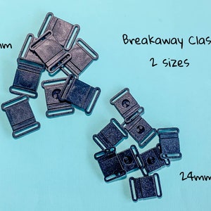 Pu&ograve; includere: Chiusure di sicurezza grigio scuro in due misure, 24 mm e 30 mm, sono mostrate su uno sfondo azzurro. Le chiusure sono rettangolari con un'apertura centrale. Il testo recita "Breakaway Clasps 2 sizes".