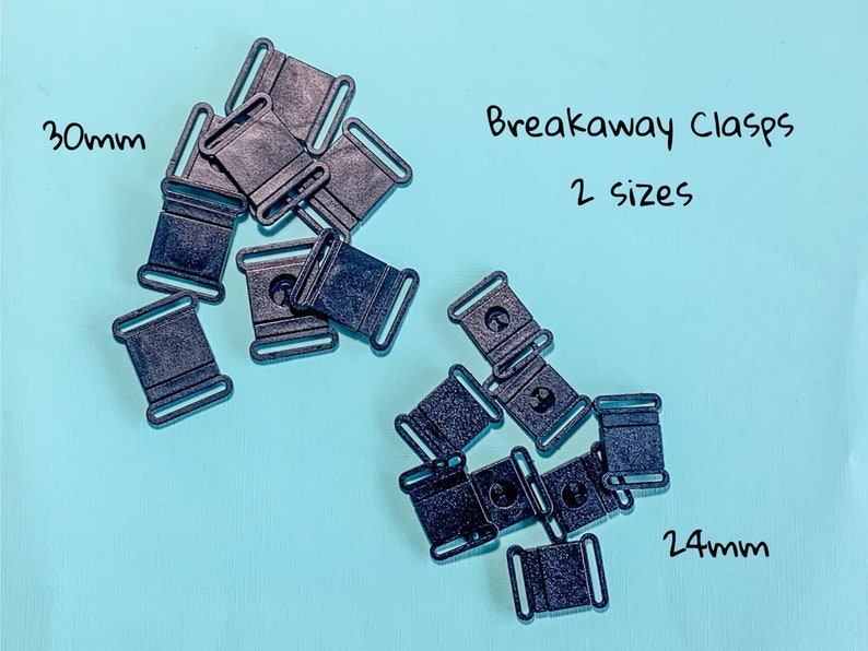 Pu&ograve; includere: Chiusure di sicurezza grigio scuro in due misure, 24 mm e 30 mm, sono mostrate su uno sfondo azzurro. Le chiusure sono rettangolari con un'apertura centrale. Il testo recita "Breakaway Clasps 2 sizes".