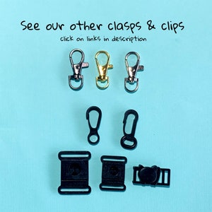 Pu&ograve; includere: Assortimento di chiusure e clip in argento, oro e nero. L'immagine include chiusure a moschettone, clip in plastica nera e fibbie regolabili. Il testo in alto recita: "See our other clasps & clips click on links in description."