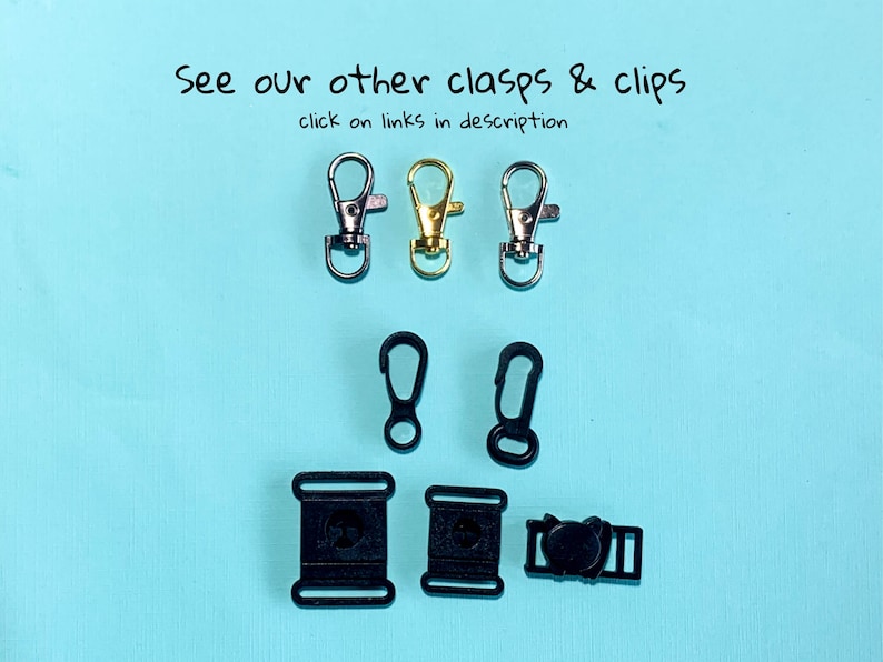 Pu&ograve; includere: Assortimento di chiusure e clip in argento, oro e nero. L'immagine include chiusure a moschettone, clip in plastica nera e fibbie regolabili. Il testo in alto recita: "See our other clasps & clips click on links in description."