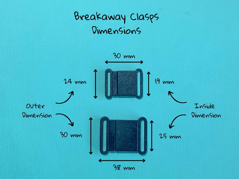 Pu&ograve; includere: Due chiusure a strappo grigio scuro con dimensioni in millimetri. Il testo "Breakaway Clasps Dimensions" &egrave; in alto. Le dimensioni esterne sono 30 mm e 38 mm, e le interne sono 19 mm e 25 mm.