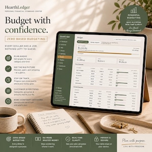 K&ouml;nnte beinhalten: Ein Tablet mit der Benutzeroberfl&auml;che der HearthLedger Finanzverwaltungssoftware, das ein Budget-Dashboard mit Spalten f&uuml;r geplante, ausgegebene und verbleibende Ausgaben zeigt, neben einem Notizbuch, einem Stift und einer Kaffeetasse.