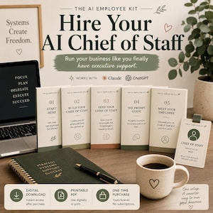 Könnte beinhalten: Das AI Employee Kit enthält fünf nummerierte Anleitungen mit den Titeln Start Here, Build Your Chief of Staff, Feed Your Chief of Staff, The Prompt Guide und Meet Your Employee sowie einen Chief of Staff Ausweis, ein Notizbuch und eine gesprenkelte Tasse.
