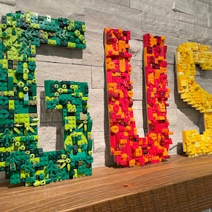 Letra - hecha con ladrillos LEGO® - 12,5 pulgadas de alto (extra grande)