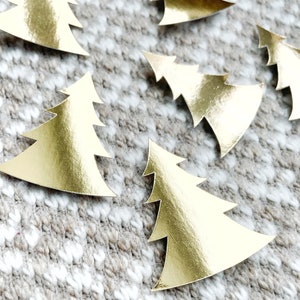 Confettis découpés pour sapin de Noël, 50 feuilles d'arbres à feuilles persistantes en feuille d'or, décoration de Noël, décorations pour sapin, pièces découpées pour sapin pour la fabrication de cartes de Noël