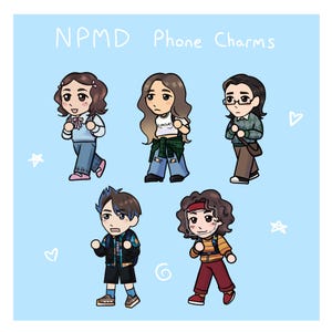 Puede incluir: Una ilustración digital titulada NPMD Phone Charms que muestra cinco personajes de estilo chibi sobre un fondo azul claro. Los personajes visten diversos atuendos, incluyendo suéteres, jeans, camisas a cuadros y accesorios como gafas y mochilas.