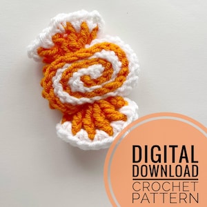 Può includere: Un'applicazione all'uncinetto a forma di caramella con un motivo a spirale in filato arancione e bianco alternato. Il pezzo presenta un vortice centrale con bordi arricciati su entrambe le estremità. Un grafico arancione include il testo DIGITAL DOWNLOAD CROCHET PATTERN.
