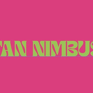 Könnte beinhalten: Ein lebendiges Grafikdesign mit dem Text "TAN NIMBUS" in einer kräftigen, stilisierten Schriftart. Die Buchstaben sind in hellem Grün auf einem leuchtend pinkfarbenen Hintergrund gehalten, was einen auffälligen Kontrast erzeugt. Das Design hat eine Retro-Psychedelic-Ästhetik.