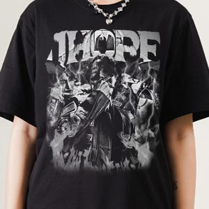 KpopグラフィックTシャツ、Kpopヴィンテージグラフィックシャツ、KpopバイアスレトロTシャツ、Kpopバイアスブートレッグシャツ、BT2 003