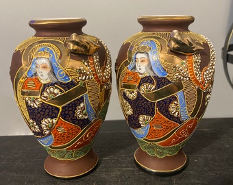 Vasos vintage Moriage Satsuma Dragonware – Gueixa pintada à mão, fabricados no Japão.