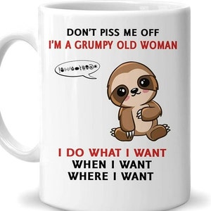 Puede incluir: Taza de café de cerámica blanca con un perezoso de dibujos animados y el texto "No me hagas enfadar, soy una vieja gruñona!@#** Hago lo que quiero cuando quiero donde quiero"