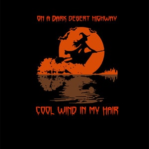 Peut inclure: Une sorcière vole sur un balai devant une grande lune orange avec des chauves-souris qui volent autour. Le texte "On a dark desert highway, cool wind in my hair" est sous l'image.