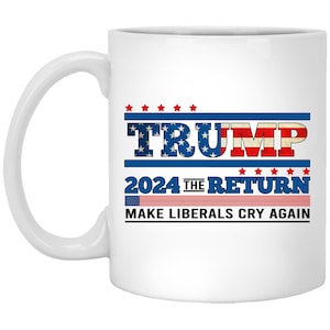 Puede incluir: Taza de café de cerámica blanca con un diseño de bandera estadounidense roja, blanca y azul. El texto "TRUMP 2024 THE RETURN MAKE LIBERALS CRY AGAIN" está impreso en la taza.