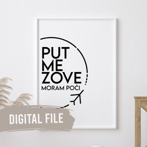 Op de afbeelding: Zwart-witte printbare wandkunst met de tekst "Put me zove, moram poći" in een cirkel met een vliegtuigsymbool.