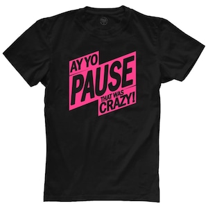 Puede incluir: Camiseta negra con un gráfico rosa que dice "Ay Yo Pause That Was Crazy!"