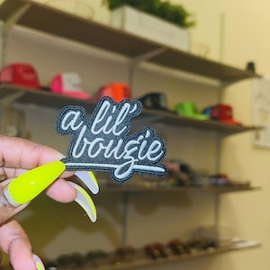 Parche termoadhesivo bordado &quot;A Lil Bougie&quot;: un parche moderno y argot para gorras de camionero, chaquetas y bolsos. Un parche urbano con un toque atrevido.
