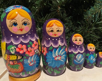 Russian Nesting Dolls Beautiful  Colors! Girl with Purse! 5 pieces!