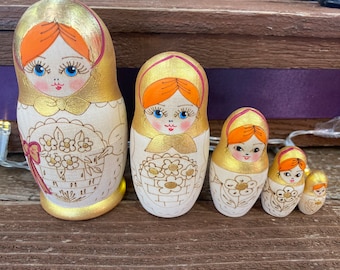 Russian Wooden Nesting Dolls Beautiful Golden Girls! 5 pieces