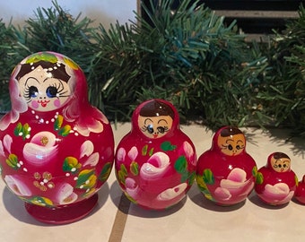 Russian Nesting Dolls Beautiful Girls! 5 pieces Gift/ Decor