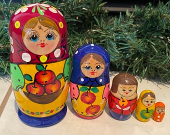 Russian Nesting Dolls Traditional Style! Girls with Apples!! 5 pieces! Beautiful Set