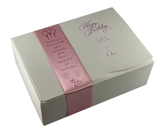 Cajas personalizadas para dulces indios (Mithai) de primer cumpleaños con cinta de satén de 38 mm de ancho totalmente personalizable, aptas para 1/2 (medio) kg de Mithai.