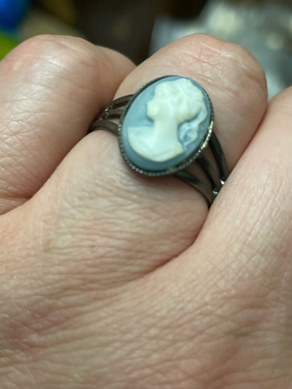 Vintage ring  with blue&white oval  cameo  miniat… - image 4
