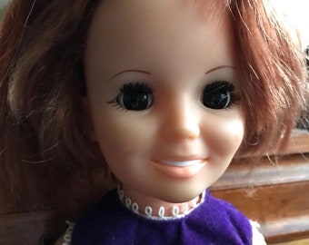 Década de 1960, muñeca antigua con pelo en crecimiento, corporación de juguetes ideal, plástico duro, ojos dormidos, vestida con un vestido morado