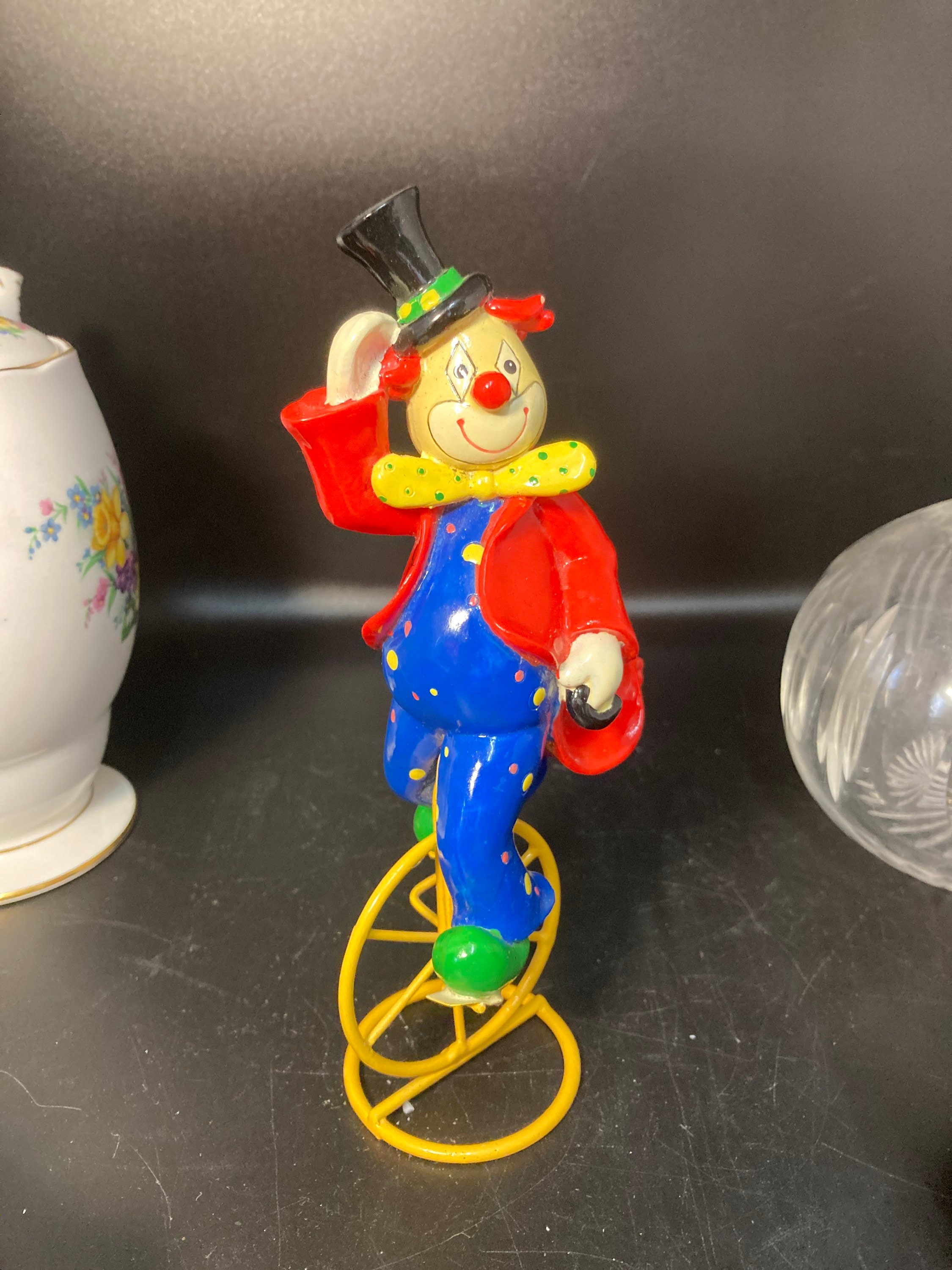 自転車に乗ったピエロのヴィンテージの壁掛け磁器の置物 - Etsy 日本