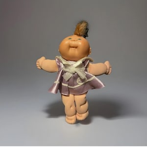 Vintage Cabbage Patch Kinder von Mattel, Puppe Mädchen, Marke Mattel, Made in England, Vinyl / Gummi und Stoffkörper, signiert, Original-Outfit