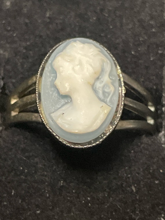 Vintage ring  with blue&white oval  cameo  miniat… - image 1
