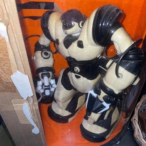 juguete robot vintage operado por batería, Original WowWee (número de artículo 8081) Robosapien Dancing Robot, Sin control remoto