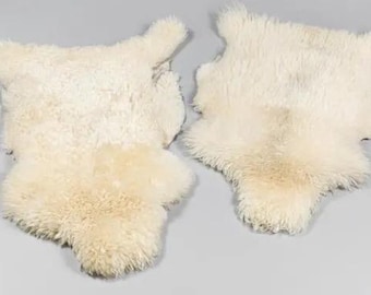 Paire de tapis originaux en fourrure de mouton, taille L105 cm chacun