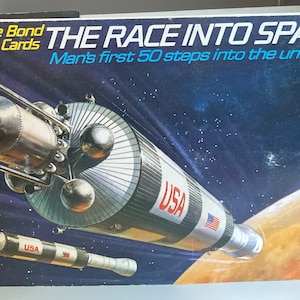 Album voor fotokaarten Brooke Bond-thee, de race naar de ruimte, de eerste stappen van de mens in het universum, geïllustreerd en beschreven