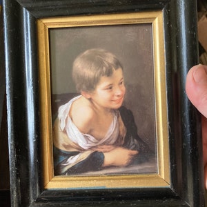 Tarjeta de felicitación vintage con marco de ébano y esmaltado con retrato de un niño campesino, postal vintage en color, marco de madera del siglo XIX.
