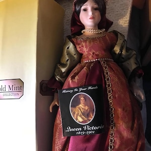 Muñeca de porcelana Reina Victoria de la colección Costwold, con certificado, caja, soporte, cuerpo blando